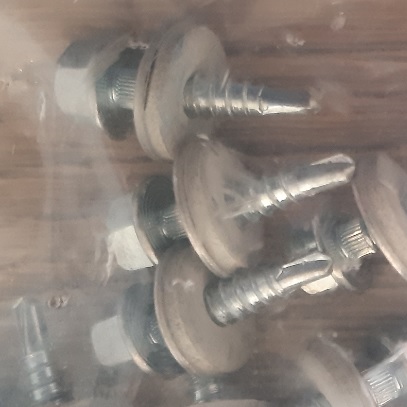KORTE SCHROEF AFWERKINGPROFIEL AAN DAKPLAAT KORTE SCHROEF AFWERKINGPROFIEL AAN DAKPLAAT